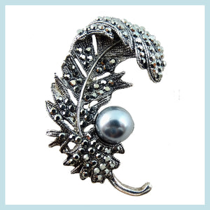 Vintage-Style Leaf Brooch: Black and Light Grey